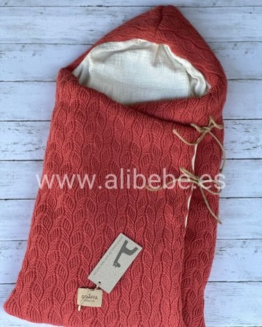 Saco cuco con capucha Rita de Giraffa Bianca e Blu Teja