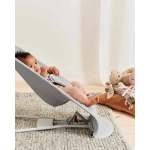 Hamaca Bliss Woven Pétalo de BabyBjörn Gris Claro