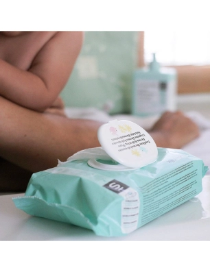 Paquete de Toallitas Húmedas de Suavinex en una habitación