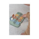 Bebé jugando con el Juego Pop-Up Little Farm de Little Dutch
