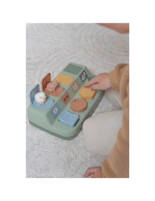 Bebé jugando con el Juego Pop-Up Little Farm de Little Dutch