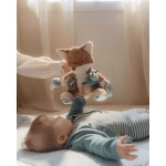 Bebé jugando con el Zorro de Actividades Forest Friends de Little Dutch