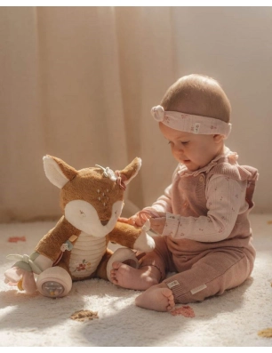 Bebé jugando con el Ciervo de Actividades Fairy Garden de Little Dutch
