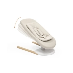 Hamaca Yoga de Stokke reclinada en varias posiciones con base de madera y estructura blanca.