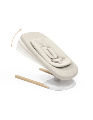 Hamaca Yoga de Stokke reclinada en varias posiciones con base de madera y estructura blanca.