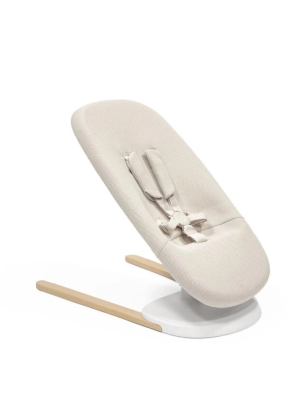Hamaca Yoga de Stokke en color arena con base de madera y respaldo acolchado