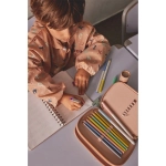 Niño coloreando con el Estuche Plumier Doble Magical Forest de Tutete