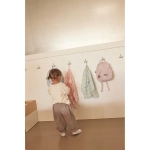 Niña colgando el Babi con botones Funny Letters de Tutete