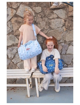Dos niñas en un banco con las Bolsas de deporte de Tutete
