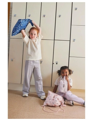 Niñas en vestuario con Neceser Infantil Geometric Nature de Tutete