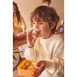 Niño comiendo con el Pack 3 Cajas Almuerzo Funny Letters de Tutete