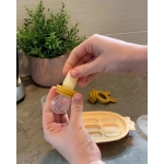 Introduciendo una sección de la cubitera en Alimentador mordedor de Haakaa