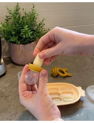 Introduciendo una sección de la cubitera en Alimentador mordedor de Haakaa