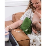 Mujer alimentando al bebé con Pack de Sonda de alimentación Haakaa