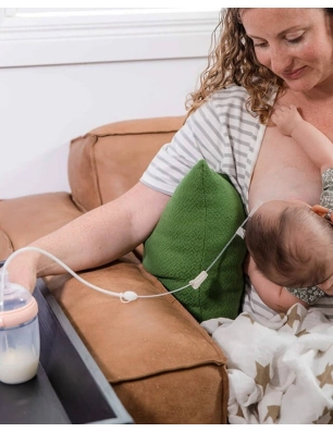Mujer alimentando al bebé con Pack de Sonda de alimentación Haakaa