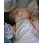 Bebé alimentándose con Pack de Sonda de alimentación Haakaa