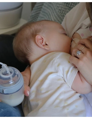 Bebé alimentándose con Pack de Sonda de alimentación Haakaa