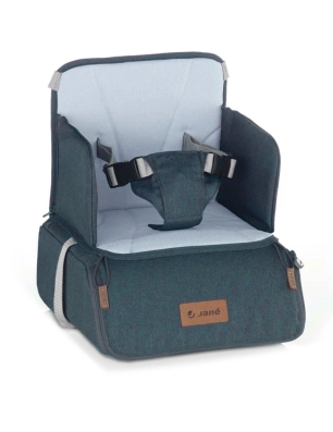 Trona de Viaje de Jané desplegada, con arnés de seguridad y laterales acolchados en tejido azul oscuro