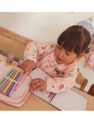 Niña pintando con el Babi con botones Little Red de Tutete