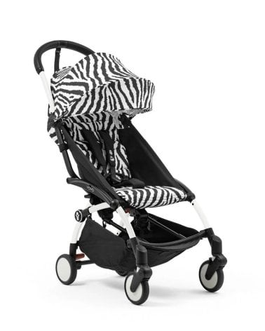 Silla de paseo YOYO³ de Stokke con estructura blanca y estampado de cebra.