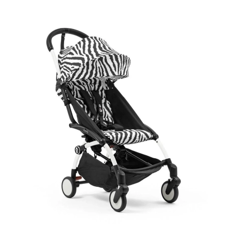 Silla de paseo YOYO³ de Stokke con estructura blanca y estampado de cebra.