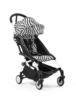 Silla de paseo YOYO³ de Stokke con estructura blanca y estampado de cebra.