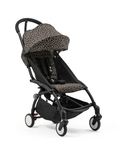 Silla de paseo YOYO³ de Stokke con estructura negra y estampado de leopardo.