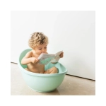 Niño en una bañera de plástico jugando con Libro de Baño de Saro