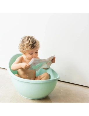 Niño en una bañera de plástico jugando con Libro de Baño de Saro