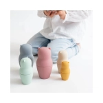 Niña jugando con Matrioskas Didácticas de Silicona Saro Azul