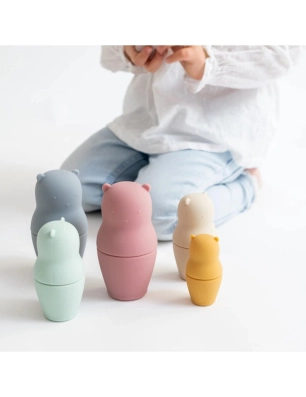 Niña jugando con Matrioskas Didácticas de Silicona Saro Azul