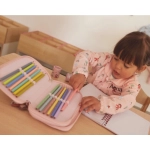Niña pintando con el Estuche Plumier Doble Little Red de Tutete