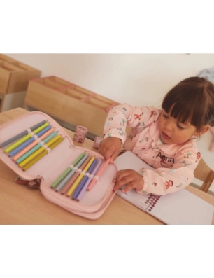 Niña pintando con el Estuche Plumier Doble Little Red de Tutete