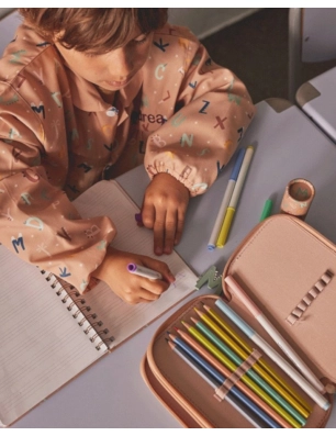 Niño coloreando con el Estuche Plumier Doble Funny Letters de Tutete