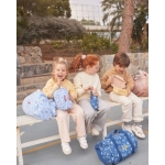 Niñas en el parque con el Neceser Infantil Little Red de Tutete