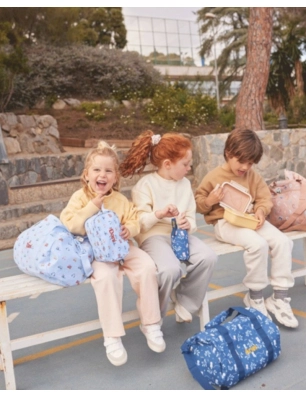 Niñas en el parque con el Neceser Infantil Little Red de Tutete