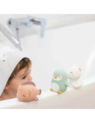 Niño en la bañera mirando Juguetes de Baño Polaris de Saro