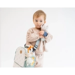 Niño con el Sonajero con Pinza Spring Cottage de Saro Mimosa