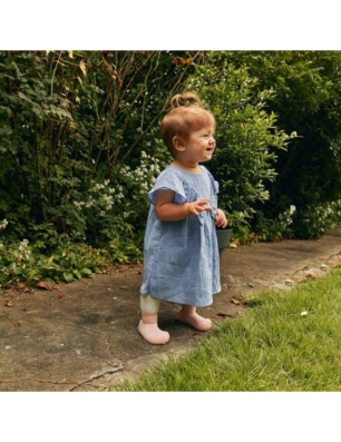 Niña en exterior con Calzado Attipas Baby Shell