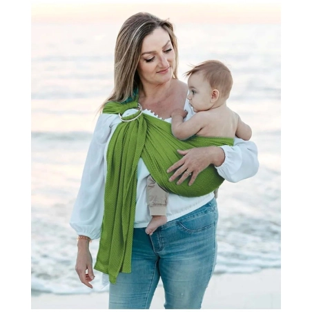 Mujer utilizando Bandolera Portabebés de Verano Quokkababy Verde