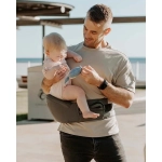 Hombre utilizando Asiento Cadera Hip Seat Porteo de Quokkababy