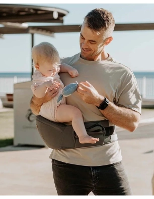 Hombre utilizando Asiento Cadera Hip Seat Porteo de Quokkababy