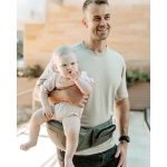 Hobre utilizando Asiento Cadera Hip Seat Porteo de Quokkababy