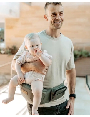 Hobre utilizando Asiento Cadera Hip Seat Porteo de Quokkababy