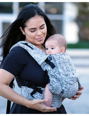 Mujer con Mochila Porteo Neko Smart Baby Efes Paisley Hazel