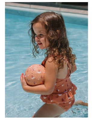 Pelota playa Camping de Monnëka Niña en Piscina de lado