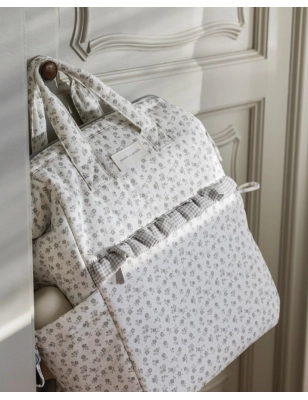 Mochila Little Bloom de Pasito a Pasito colgada en el tirador de una puerta