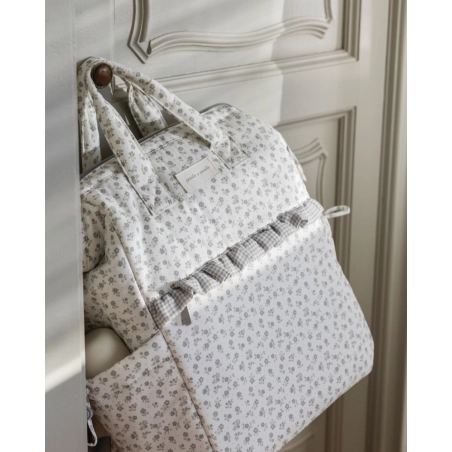 Mochila Little Bloom de Pasito a Pasito colgada en el tirador de una puerta