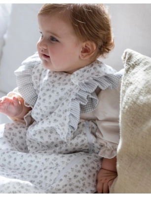 Una niña con un saco de dormir verano Little Bloom de Pasito a Pasito