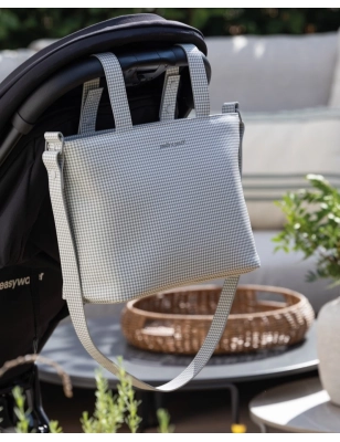 Bolso Crossbody Little Bloom de Pasito a Pasito colgada en el manillar del carrito